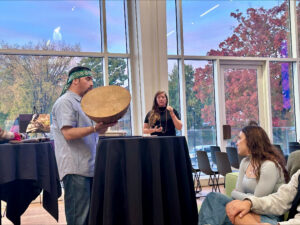 Investigación mapuche que vincula sonidos ancestrales con impactos del modelo forestal fue presentada en EE.UU.